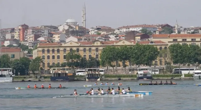 Haliç’te kürekler başarı için çekiliyor