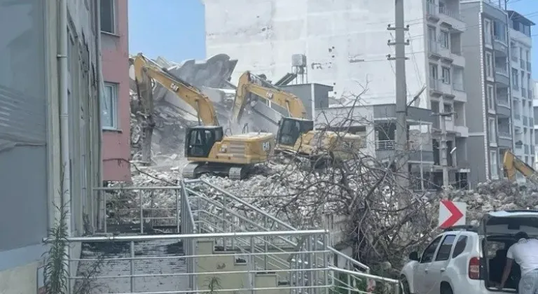 Hatay'da Riskli Binaların Yıkımı Hızla Devam Ediyor