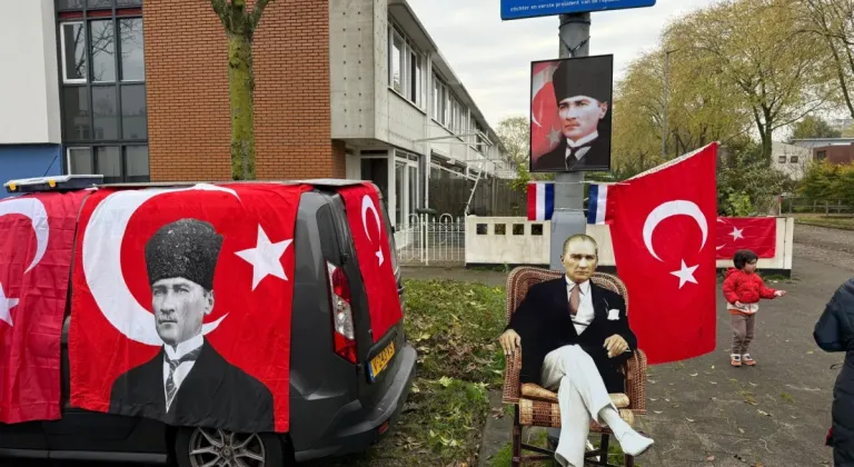 Hollanda'daki Atatürk Sokağı'nda Ata'ya özel anma