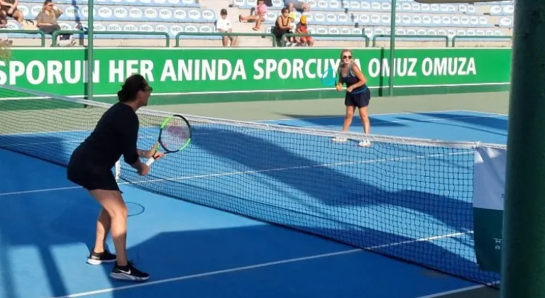 Hülya Avşar ve Dr. Yasemin Savaş, Tenis Gösteri Maçında Karşı Karşıya Geldi