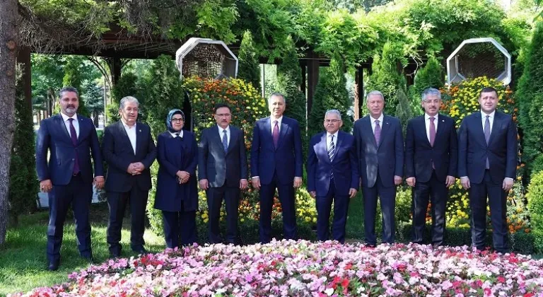 İçişleri Bakanı Ali Yerlikaya, Kayseri Büyükşehir Belediye Başkanı Dr. Memduh Büyükkılıç’ı Ziyaret Etti