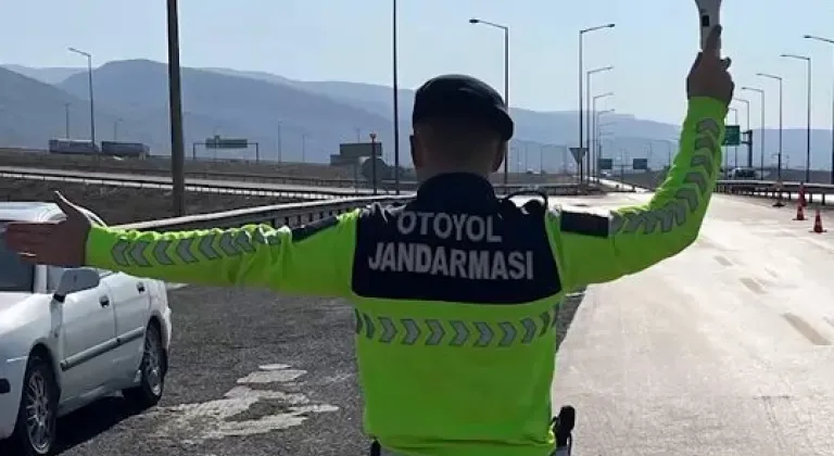 İçişleri Bakanı Yerlikaya'dan Trafik Denetimleri Açıklaması: Yasak Çakarlar ve Hız İhlali Cezalandırılıyor