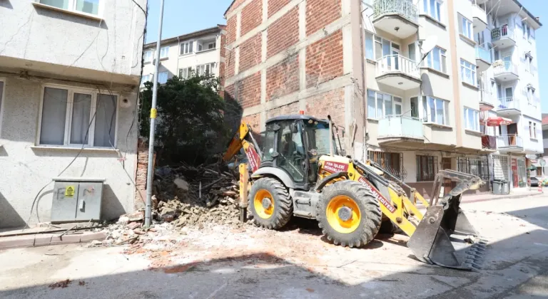 İnegöl'de Tehlike Arz Eden Metruk Binalar Yıkılıyor