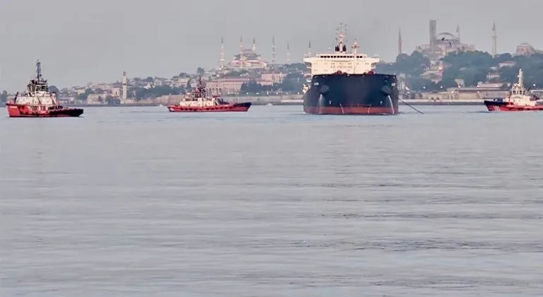 İstanbul Boğaz trafiği durdu!