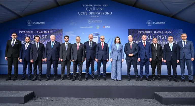 İstanbul Havalimanı'nda Tarihi An: Aynı Anda Üç Uçak Havalandı