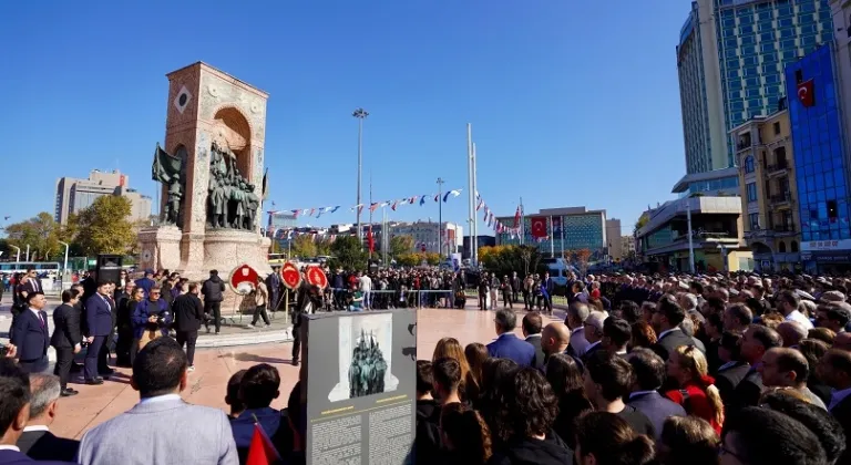 İstanbul Taksim'de 101. yıl çelengi