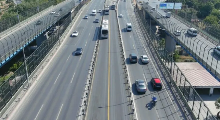 İstanbul'da Haliç Köprüsü'nde Metrobüs Yolu Yenileniyor