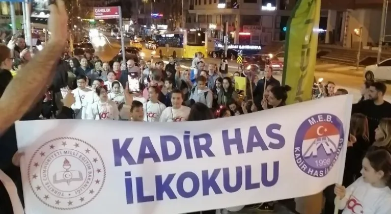 İstanbul'da öğrencilerden etkileyici fener alayı: Renkli görüntüler izleyenleri büyüledi