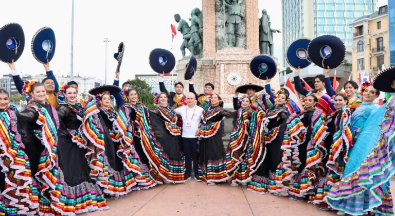 İstanbul'da Renkli Uluslararası Kültür ve Sanat Festivali Taksim Meydanı'nda Kutlandı