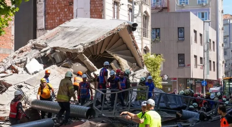 İstanbul'da üç katlı bina çöktü! Yaralılar çıkarılıyor!