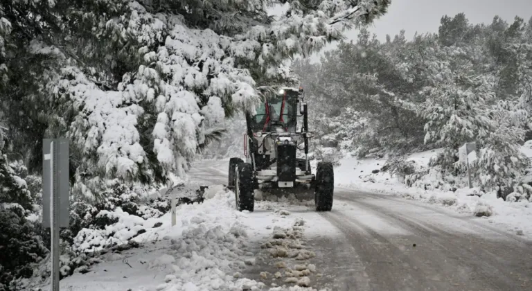 İzmir Bornova'da Mevsimin İlk Karı: Ekipler Hızla Müdahale Etti