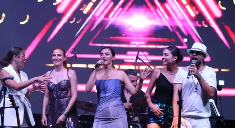 İzmir Büyükşehir Belediyesi Çim Konserleri Ünlülerle Renklendi