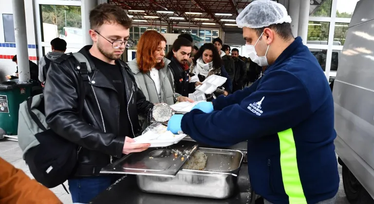 İzmir Büyükşehir'den Üniversite Öğrencilerine Sıcak Yemeğe Devam Ediyor