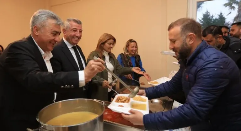 İzmir Güzelbahçe Belediye Başkanı Mustafa İnce, Siyasi Parti Adaylarıyla Birlikte İftar Yemeği Düzenledi