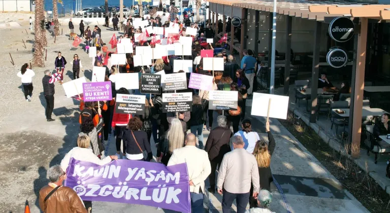 İzmir Güzelbahçe'de Kadınlar Tersine Yürüyüş Yaptı: Kadın Hakları İçin Eylem