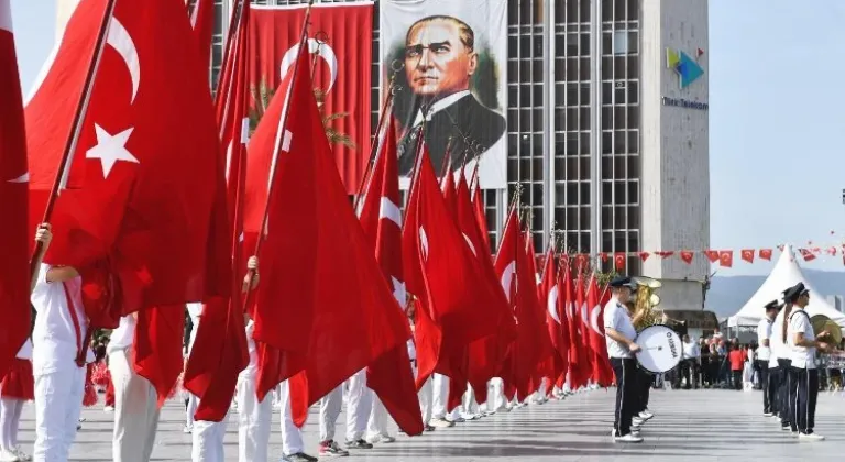 İzmir'de 23 Nisan Coşkusu: Meydan Çocuklarla Renklendi