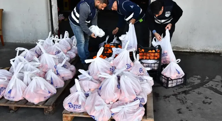 İzmir'de 5 Ton Mandalina İhtiyaç Sahiplerine Dağıtılıyor