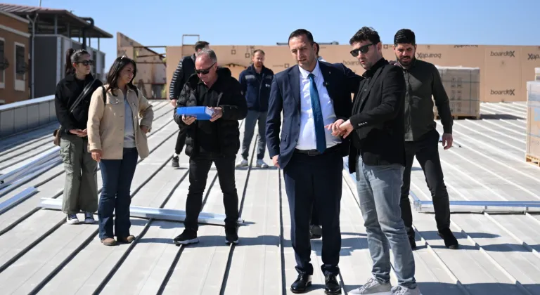 İzmir'de Bornova Belediyesi Güneş Enerjisiyle Yeşil Dönüşüm Gerçekleştiriyor