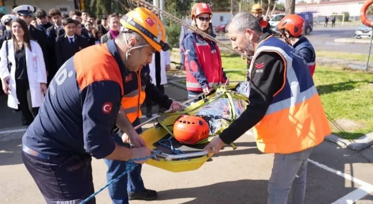 İzmir'de Gençler Afet Bilinci İçin Eğitiliyor