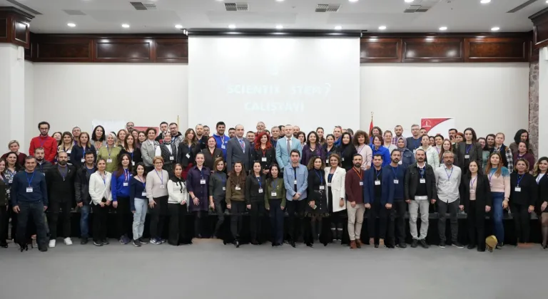 İzmir'de Gençler Geleceğin Bilim Liderleri İçin Hazırlandı: STEM Eğitimi Çalıştayı