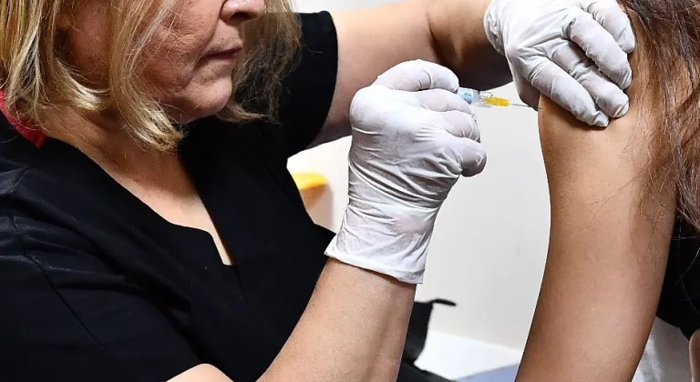 İzmir’de Kadınlara Ücretsiz HPV Aşısı Başladı! Eşrefpaşa Hastanesi’nde İlk Dozlar Yapıldı