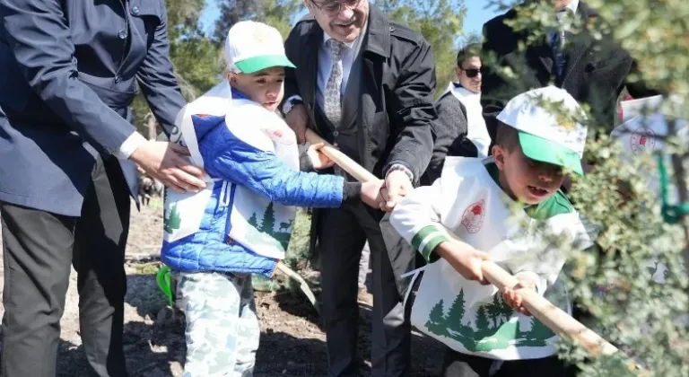 İzmir'de Özel Çocuklar Duygu Dolu Anlara Tanıklık Etti: Hatıra Ormanı Oluşturdular