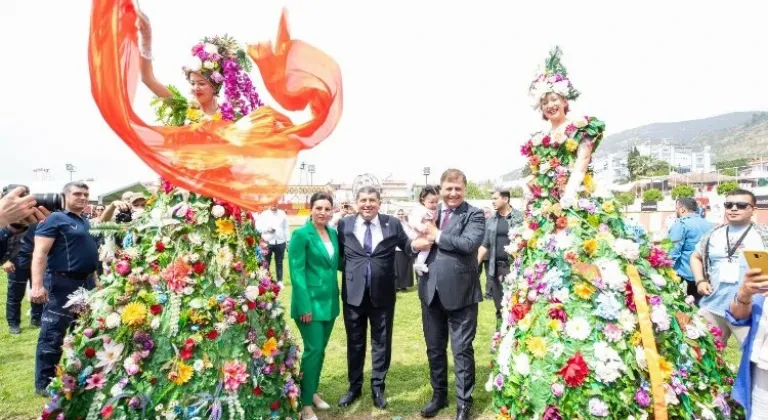 İzmir'de Renkli Görüntülerle Dolu Çiçek Festivali Coşkusu