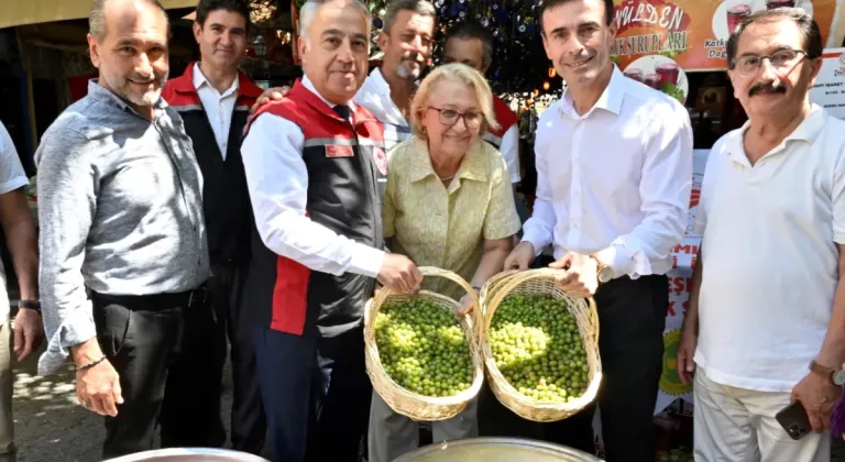 İzmir'in Bademli Mahallesi'nden Geleneksel Lezzet: Coğrafi İşaretli Bademli Koruk Şerbeti