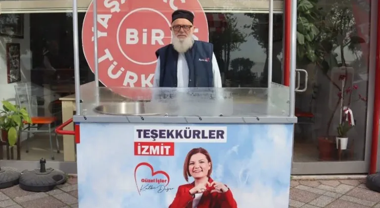 İzmit Belediye Başkanı'nın Sözünü Tuttu: Pamuk Şekeri Arabası İbrahim Yoksul'a Teslim Edildi