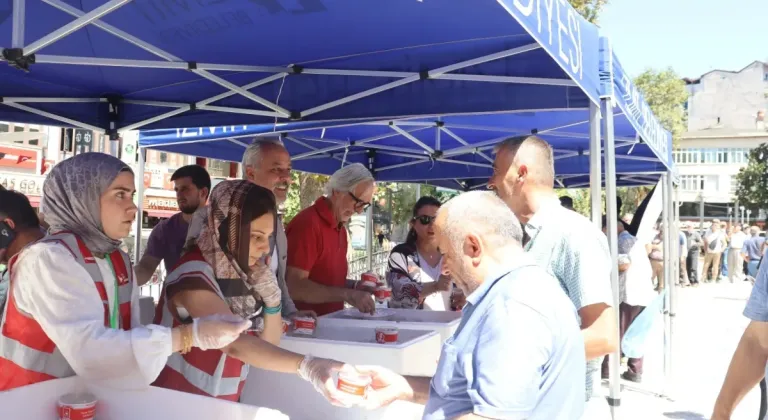 İzmit Belediyesi 17 Ağustos Depremi Kurbanları İçin Helva Dağıttı