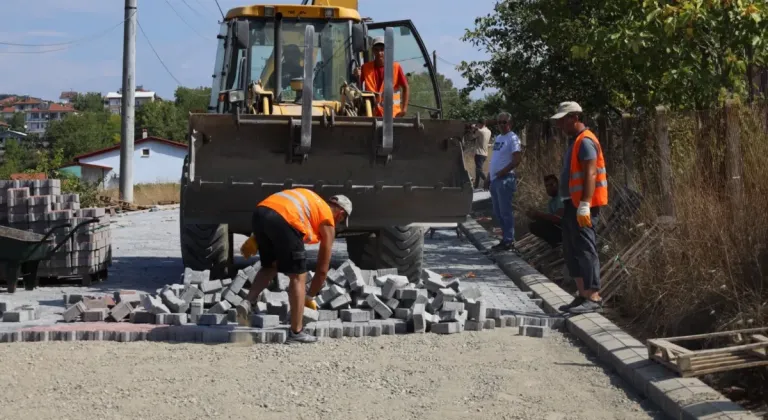 İzmit Belediyesi Akmeşe Atatürk Mahallesinde Parke Yol Çalışmalarını Sürdürüyor