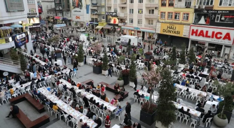 İzmit Belediyesi İftar Sofralarını Karaabdülbaki Köy Meydanı ve Şirintepe Mahallesi Eko Park'ta Kuracak