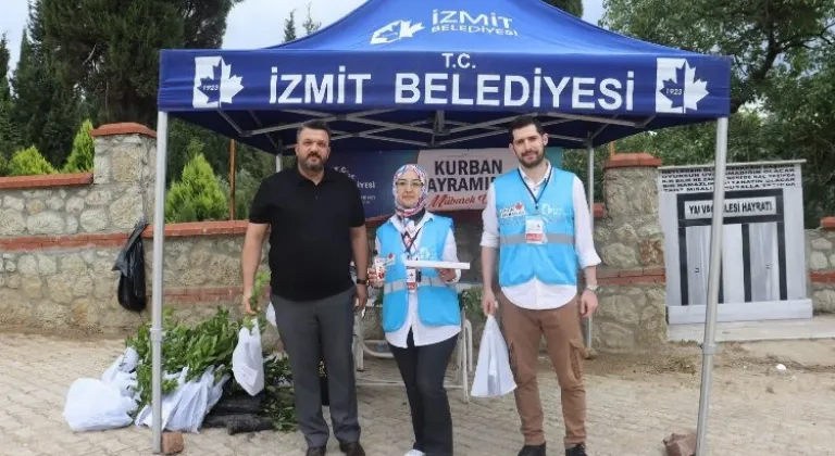 İzmit Belediyesinden mezarlık ziyaretinde bulunan vatandaşlara defne fidesi 