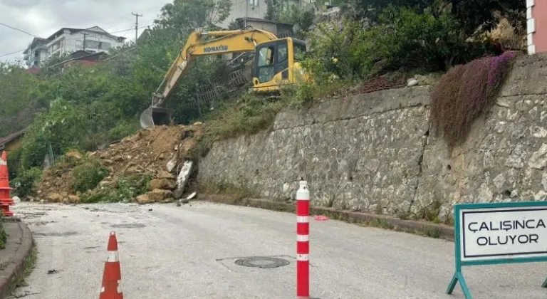 İzmit Fatih Mahallesi Şairane Sokakta Tehlike Arz Eden Taş Duvar Yenileniyor