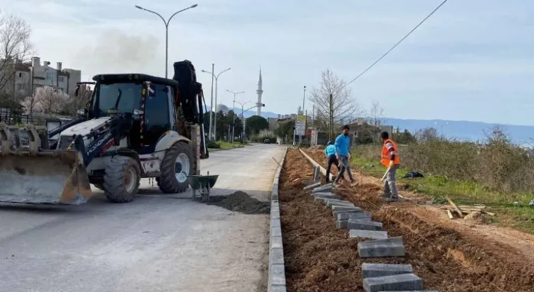 İzmit Gündoğdu Mahallesi Üniversite Caddesi'nde Yeni Kaldırım Çalışmaları Devam Ediyor