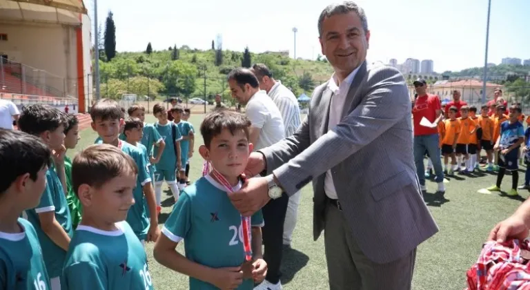 İzmit'te Kurtuluş Coşkusu Futbol Şenliğiyle Taçlandı