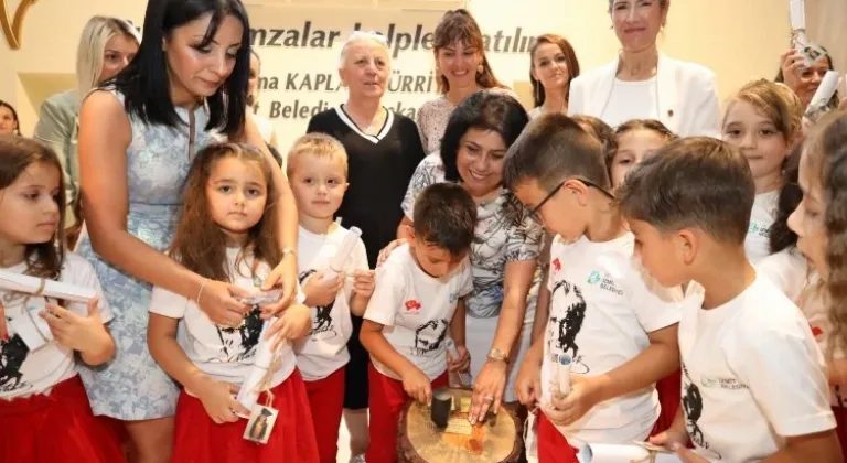 İzmit'te Miniklerin Mezuniyet Coşkusu: Yeşilova ve Tüysüzler Çınar Çocuk Evi'nden Renkli Tören