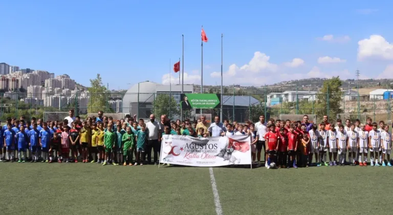 İzmit'te Zafer Bayramı Futbol Turnuvasında minikler sahne aldı