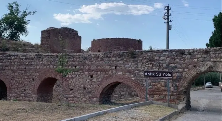 İznik'teki Antik Su Yolu Kemerleri Araç Geçişine Kapı Olarak Kullanılıyor