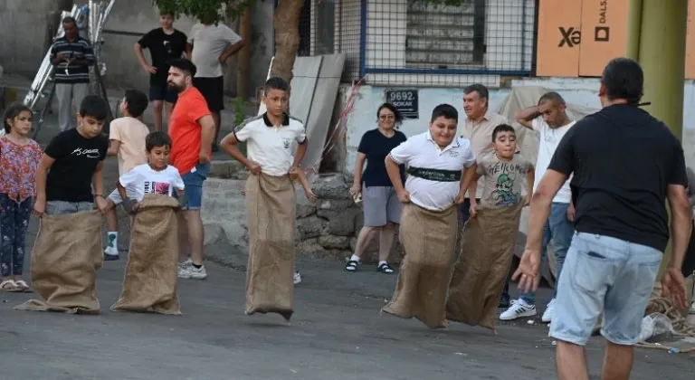 Karabağlar'da Neşe Dolu Sokak Şenliği: Mutlu Çocuklar, Temiz Çevre İçin Söz Verdiler!