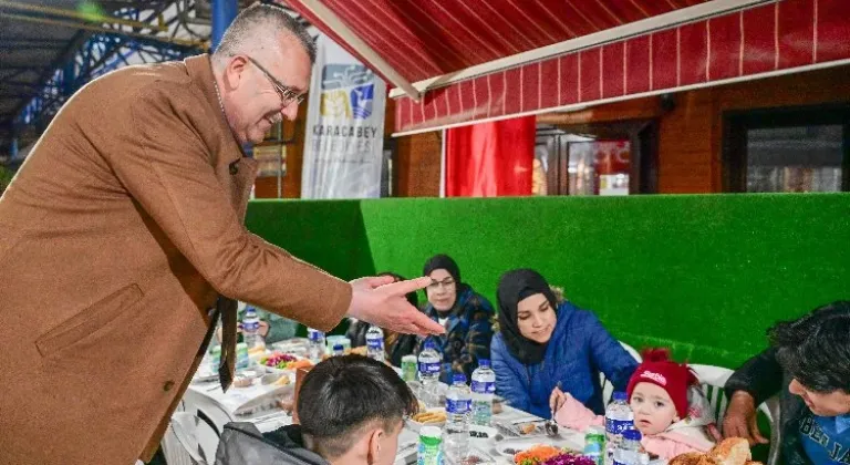 Karacabey Belediye Başkanı Ali Özkan, Dünya Yetimler Günü kapsamında anlamlı iftar buluşması gerçekleştirdi