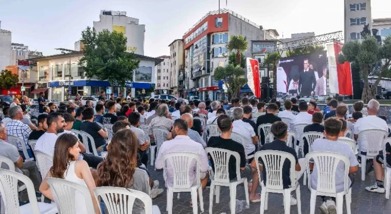 Karacabey'de Milli Maç Heyecanı Dev Ekranda! Belediye Başkanı Karabatı, Türkiye-Çekya Maçını İlçe Halkına İzletiyor