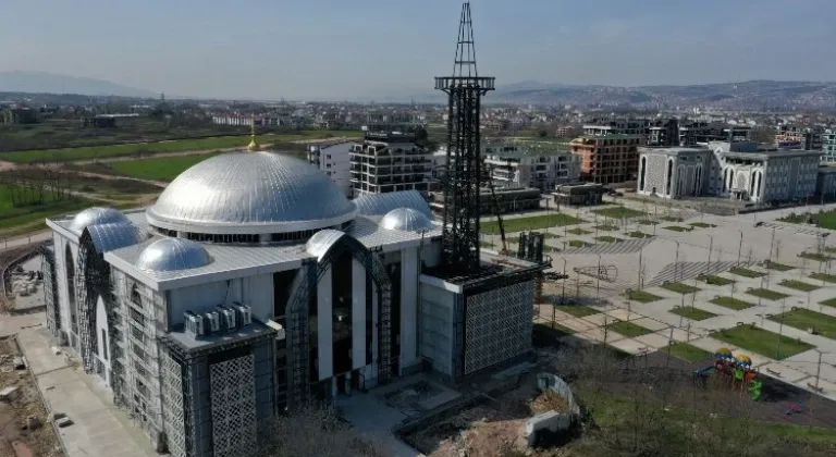 Kartepe Kent Meydanı Camii'nde Çelik Minare Montajı Hız Kesmeden Devam Ediyor