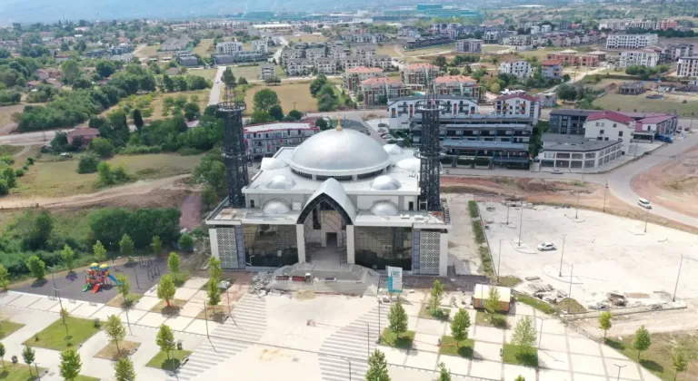 Kartepe Kent Meydanı Camii’nde Modern Mimarisiyle Büyük Çalışma Devam Ediyor