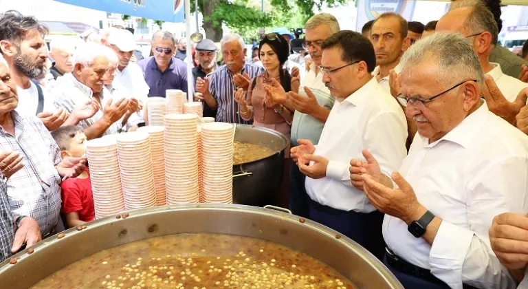 Kayseri Büyükşehir Belediye Başkanı ve Vali Aşure Dağıtımında Buluştu