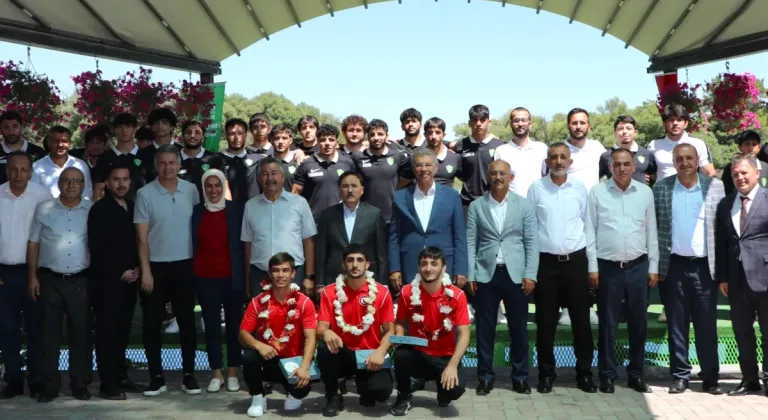 Kayseri Şekersporlu Güreşçiler için Ödül Töreni Düzenlendi