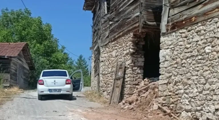 Keles'te Sel Nedeniyle Gököz Mahallesi'ndeki Samanlıklar Harabeye Döndü