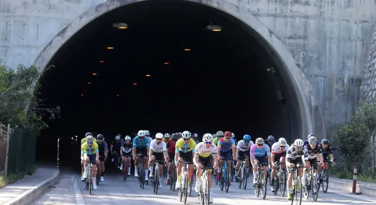 Kemer'de Bisiklet Festivali Coşkusu: AKRA Gran Fondo'da Dostluk Rüzgarları Esti!
