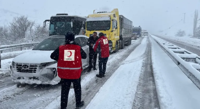 Kızılay yolda kalanların yanında!