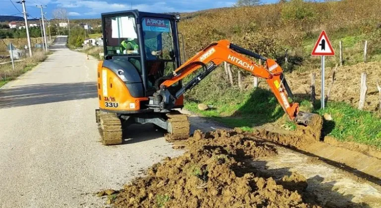 Kocaeli Büyükşehir Belediyesi A Takımı, Yol Kenarındaki Otları Temizliyor